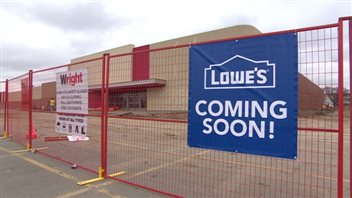 Lowe's est reconnu pour ses magasins à grande surface. Lowe's est reconnu pour ses magasins à grande surface.