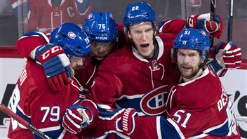 Dale Weise et les siens en liesse après avoir créé l'égalité en deuxième période. Dale Weise et les siens en liesse après avoir créé l'égalité en deuxième période.