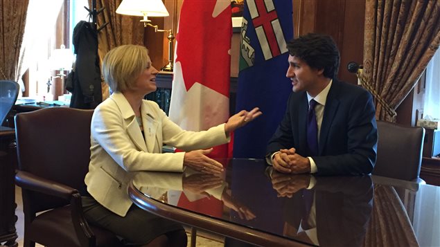 Pendant près d'une heures la première ministre de l'Alberta, Rachel Notley et le premier ministre du Canada, Justin Trudeau, ont pu discuter des enjeux qui sont chers aux Albertains. Pendant près d'une heures la première ministre de l'Alberta, Rachel Notley et le premier ministre du Canada, Justin Trudeau, ont pu discuter des enjeux qui sont chers aux Albertains.