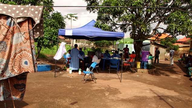 Une équipe de vaccination de l'Organisation mondiale de la santé à l'oeuvre dans la communauté de Kaqbélen Plateau, en Guinée. Une équipe de vaccination de l'Organisation mondiale de la santé à l'oeuvre dans la communauté de Kaqbélen Plateau, en Guinée.
