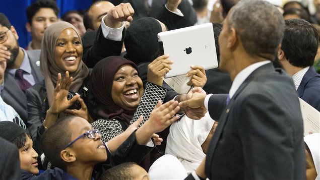 Barack Obama rencontre des citoyens à l'occasion de sa visite d'une mosquée de Baltimore, le 3 février. Barack Obama rencontre des citoyens à l'occasion de sa visite d'une mosquée de Baltimore, le 3 février.