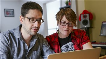Maxime Beaudoin et Julie Lortie-Pelletier travaillent sur la version Android de leur jeu. Maxime Beaudoin et Julie Lortie-Pelletier travaillent sur la version Android de leur jeu.