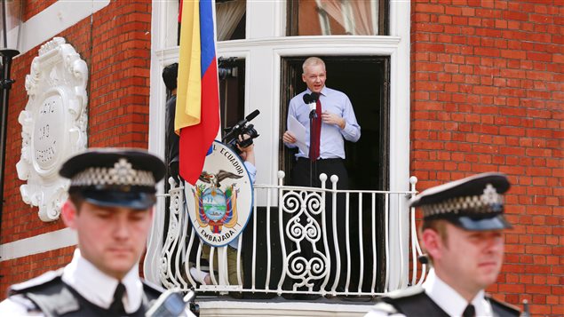 Julian Assange, au balcon de l'ambassade de l'Équateur à Londres, en 2012. Julian Assange, au balcon de l'ambassade de l'Équateur à Londres, en 2012.