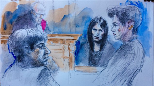 Jian Ghomeshi (à gauche), son avocate, Marie Heinen (à droite) et Lucy DeCoutere (au centre) Jian Ghomeshi (à gauche), son avocate, Marie Heinen (à droite) et Lucy DeCoutere (au centre)