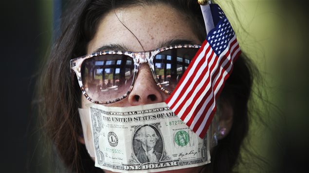 En 2012, une jeune femme participe à une manifestation contre la CitiBank, accusée par les protestataires de ne pas dévoiler ses dons politiques. En 2012, une jeune femme participe à une manifestation contre la CitiBank, accusée par les protestataires de ne pas dévoiler ses dons politiques.