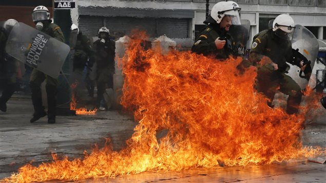 Des policiers anti-émeute ont reçu des cocktails Molotov lors des manifestations. Des policiers anti-émeute ont reçu des cocktails Molotov lors des manifestations.