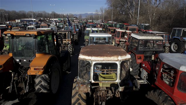 Des tracteurs bloquaient déjà la route à la hauteur d'un poste-frontière avec la Bulgarie mardi. Des tracteurs bloquaient déjà la route à la hauteur d'un poste-frontière avec la Bulgarie mardi.