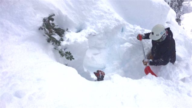 Un secouriste enfoui dans la neige. Un secouriste enfoui dans la neige.