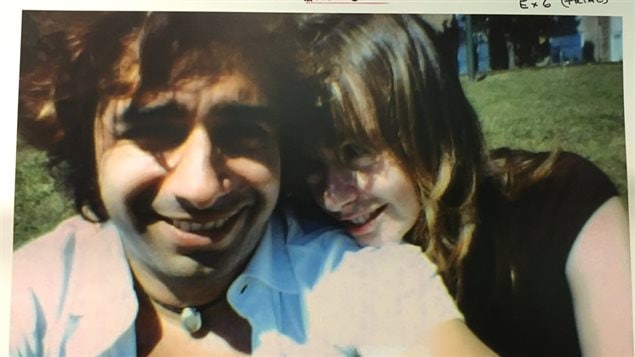 Photo de Lucy DeCoutere et Jian Ghomeshi qui aurait été prise le lendemain de l'agression présumée. Photo de Lucy DeCoutere et Jian Ghomeshi qui aurait été prise le lendemain de l'agression présumée.