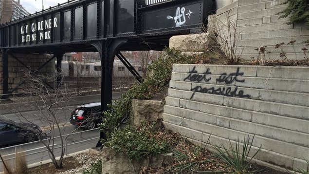 L'inscription « Tout est possible » sur un mur de pierres sur la rue Yonge dans le quartier Davisville de Toronto L'inscription « Tout est possible » sur un mur de pierres sur la rue Yonge dans le quartier Davisville de Toronto