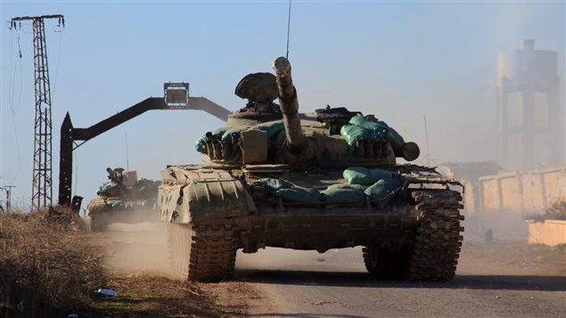 Un char des forces gouvernementales avancent vers des municipalités chiites, assiégéses depuis 2012 par les rebelles, au nord d'Alep. Un char des forces gouvernementales avancent vers des municipalités chiites, assiégéses depuis 2012 par les rebelles, au nord d'Alep.