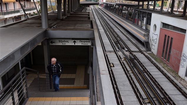 Les stations de métro d'Athènes sont désertes en raison de la grève générale. Les stations de métro d'Athènes sont désertes en raison de la grève générale.