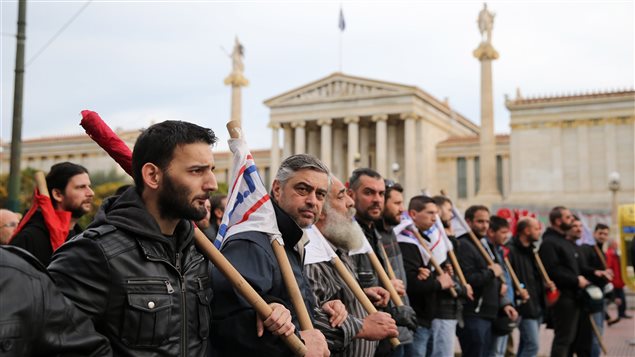 Des membres du Parti communiste PAME ont défilé dans le centre d'Athènes. Des membres du Parti communiste PAME ont défilé dans le centre d'Athènes.