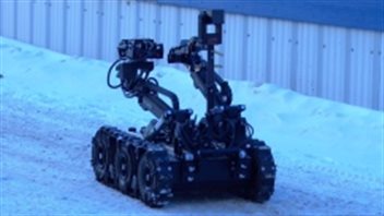 Un robot de la police dans une ruelle de Whitehorse Un robot de la police dans une ruelle de Whitehorse