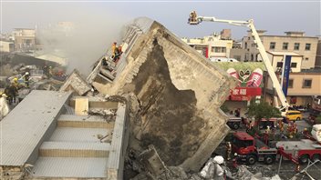 Un séisme d'une magnitude de 6,4 a frappé le sud de Taïwan, créant l'effondrement d'un immeuble d'habitation. Un séisme d'une magnitude de 6,4 a frappé le sud de Taïwan, créant l'effondrement d'un immeuble d'habitation.