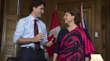 Le premier ministre du Canada, Justin Trudeau, avec son homologue de la Colombie-Britannique, Christy Clark Le premier ministre du Canada, Justin Trudeau, avec son homologue de la Colombie-Britannique, Christy Clark