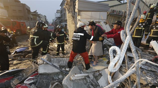Les premiers répondants évacuent des survivants de l'effondrement d'un immeuble. Un séisme de magnitude 6,4 a frappé le sud de Taïwan. Les premiers répondants évacuent des survivants de l'effondrement d'un immeuble. Un séisme de magnitude 6,4 a frappé le sud de Taïwan.