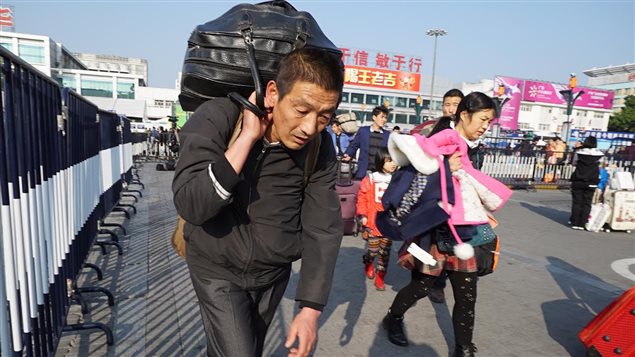 Un ouvrier se rend en Mongolie intérieure pour retrouver sa femme et sa fille qu'il n'a pas vues depuis un an. Un ouvrier se rend en Mongolie intérieure pour retrouver sa femme et sa fille qu'il n'a pas vues depuis un an.