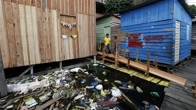 De jeunes résidents de la favela Aparecida, près de la ville de Manaus, au Brésil De jeunes résidents de la favela Aparecida, près de la ville de Manaus, au Brésil