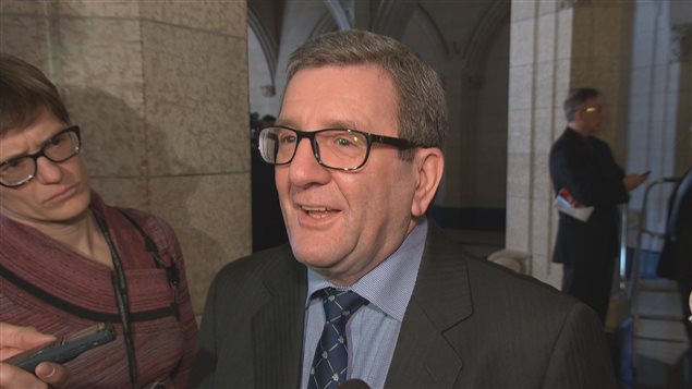 Régis Labeaume en mêlée de presse au caucus des maires à Ottawa. Régis Labeaume en mêlée de presse au caucus des maires à Ottawa.