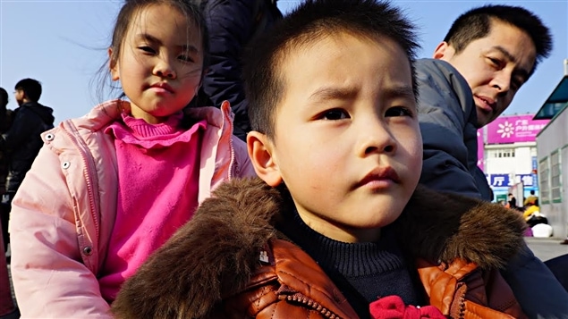 Deux enfants vont rencontrer leurs grands-parents pour la première fois à l'occasion du nouvel an chinois. Deux enfants vont rencontrer leurs grands-parents pour la première fois à l'occasion du nouvel an chinois.