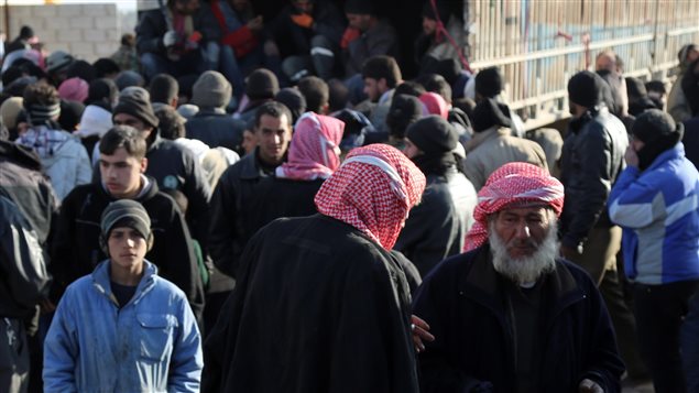 Sur cette photo prise par la Fondation turque pour l'Aide Humanitaire, des Syriens fuyant le conflit à Alep arrivent au poste frontière de Bab el Salam, en Syrie. Sur cette photo prise par la Fondation turque pour l'Aide Humanitaire, des Syriens fuyant le conflit à Alep arrivent au poste frontière de Bab el Salam, en Syrie.
