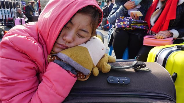 Une jeune femme sommeille en attendant le train vers Hebei. Une jeune femme sommeille en attendant le train vers Hebei.