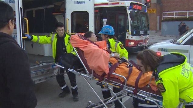 Douze personnes en tout ont été transportées à l'hôpital. Douze personnes en tout ont été transportées à l'hôpital.