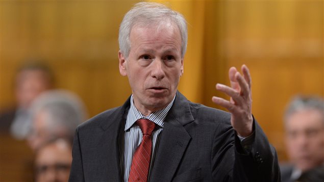 Le ministre des Affaires étrangères, Stéphane Dion, répond à une question à la Chambre des communes lors de la période des questions. Le ministre des Affaires étrangères, Stéphane Dion, répond à une question à la Chambre des communes lors de la période des questions.