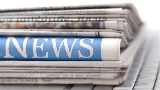 Des journaux anglophones empilés les uns sur les autres Des journaux anglophones empilés les uns sur les autres
