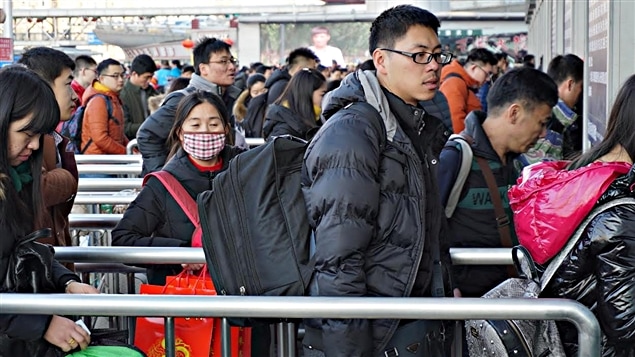 Des voyageurs à la gare de Ghangzhou à l'occasion du nouvel an chinois Des voyageurs à la gare de Ghangzhou à l'occasion du nouvel an chinois