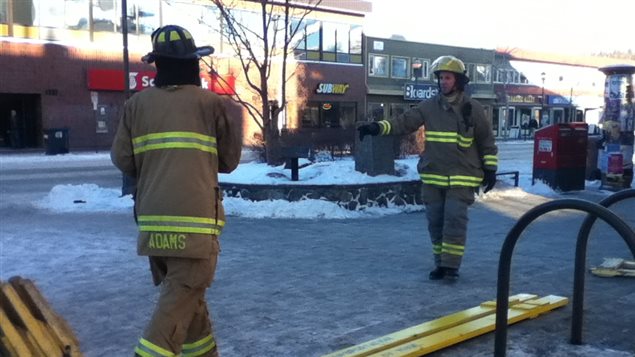 Des pompiers dans le centre-ville de Whitehorse. Des pompiers dans le centre-ville de Whitehorse.