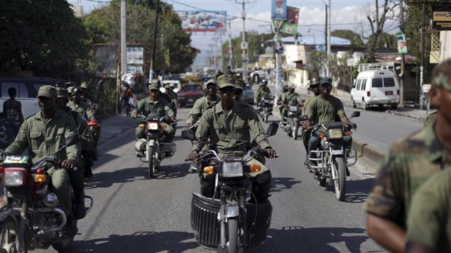 Des hommes vêtus en habit militaire ont circulé dans les rues de Port-au-Prince, en Haïti. Des hommes vêtus en habit militaire ont circulé dans les rues de Port-au-Prince, en Haïti.