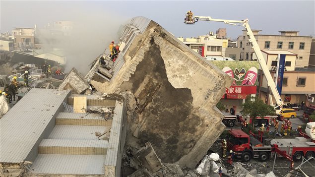 Un séisme d'une magnitude de 6,4 a frappé le sud de Taïwan, créant l'effondrement d'un immeuble d'habitation. Un séisme d'une magnitude de 6,4 a frappé le sud de Taïwan, créant l'effondrement d'un immeuble d'habitation.