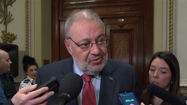 Le ministre des Ressources naturelles, Pierre Arcand, à son arrivée au caucus du PLQ. Le ministre des Ressources naturelles, Pierre Arcand, à son arrivée au caucus du PLQ.