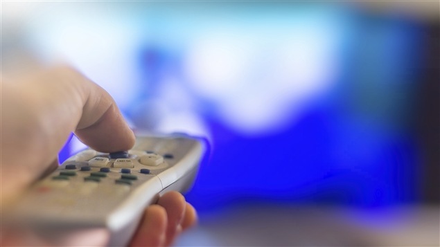 Une télévision et une télécommande. Une télévision et une télécommande.