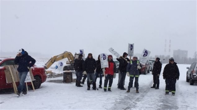 Des employés de Ciment Lafarge en grève, le samedi 6 février 2015 Des employés de Ciment Lafarge en grève, le samedi 6 février 2015