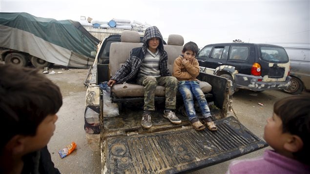 De jeunes Syriens devant le camp de réfugiés dans les environs de Bab Al-Salam, près de la frontière turque. De jeunes Syriens devant le camp de réfugiés dans les environs de Bab Al-Salam, près de la frontière turque.