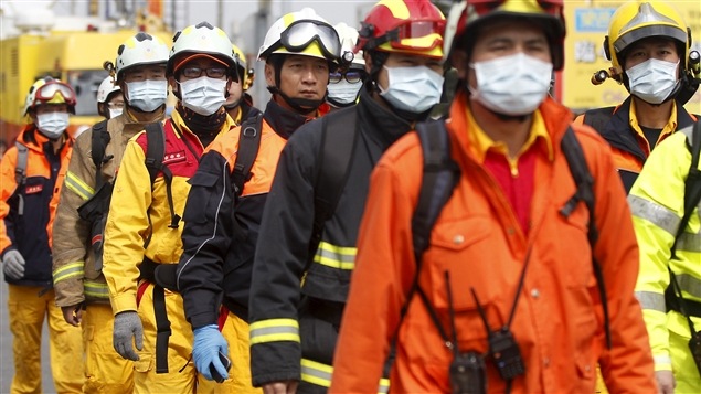 Plus de 1200 pompiers fouillent les décombres. Plus de 1200 pompiers fouillent les décombres.