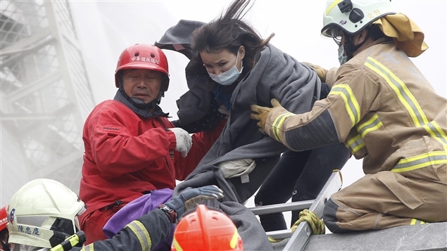 Les secours multiplient les efforts afin de retrouver des survivants au puissant séisme qui a secoué le sud de Taïwan. Les secours multiplient les efforts afin de retrouver des survivants au puissant séisme qui a secoué le sud de Taïwan.