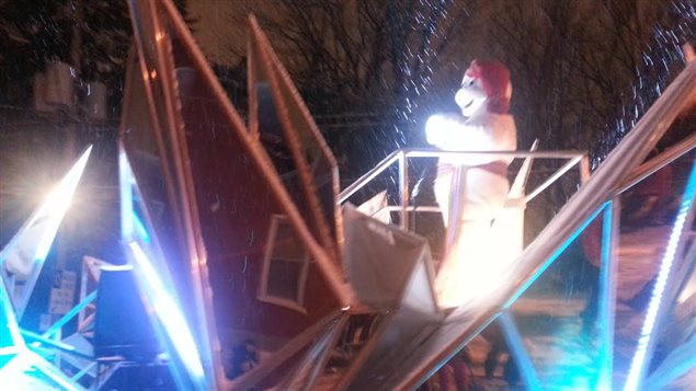 Bonhomme, à la toute fin du défilé Bonhomme, à la toute fin du défilé