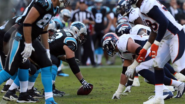 Les Broncos de Denver contre les Panthers de la Caroline Les Broncos de Denver contre les Panthers de la Caroline