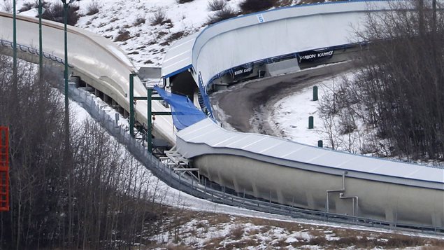 Une bâche couvre l'intersection entre les descentes de luge et de bobsleigh au Parc olympique de Calgary. Une bâche couvre l'intersection entre les descentes de luge et de bobsleigh au Parc olympique de Calgary.