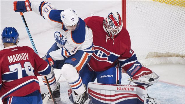 Ben Scrivens effectue un arrêt en première période à l'endroit de Nail Yakupov. Ben Scrivens effectue un arrêt en première période à l'endroit de Nail Yakupov.