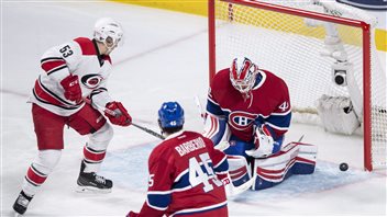Ben Scrivens a été déjoué par Jeff Skinner en tout début de rencontre. Ben Scrivens a été déjoué par Jeff Skinner en tout début de rencontre.