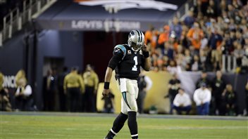 Cam Newton a la mine déconfite après avoir été victime d'une interception. Cam Newton a la mine déconfite après avoir été victime d'une interception.