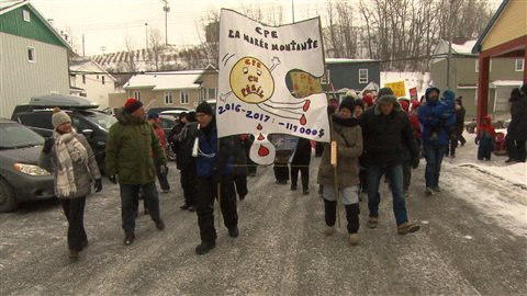 Banderolle du CPE la Marée montante de Sainte-Anne-des-Monts devant la garderie des Petits Loups de mer du CPE de Matane. Banderolle du CPE la Marée montante de Sainte-Anne-des-Monts devant la garderie des Petits Loups de mer du CPE de Matane.