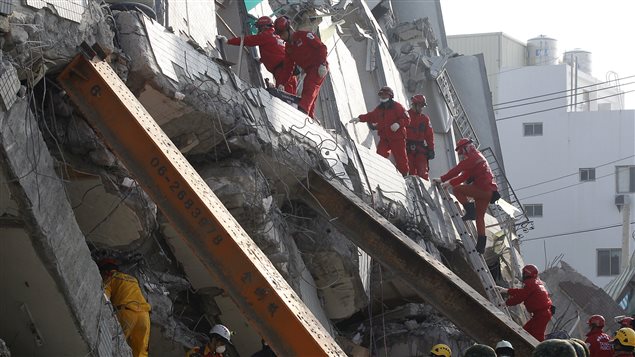 Des secouristes à Tainan, le 7 février. Des secouristes à Tainan, le 7 février.