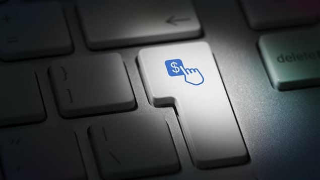 Une touche de clavier avec le signe dollar. Une touche de clavier avec le signe dollar.