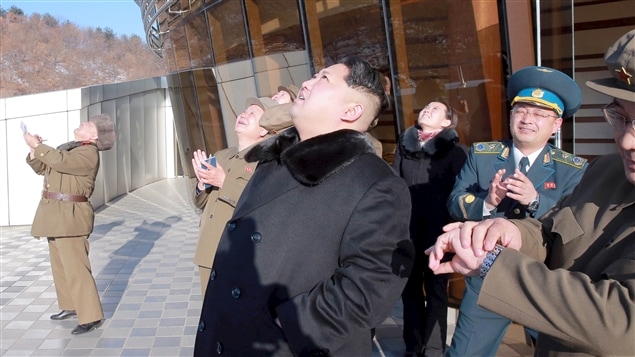 Kim Jong-un regarde la fusée s'envoler. Kim Jong-un regarde la fusée s'envoler.